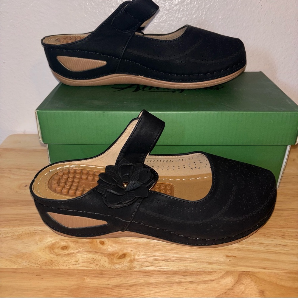 Woman’s Backless Black Mary Jane Wedge Sandals with Flower Accent Size 7 NWT